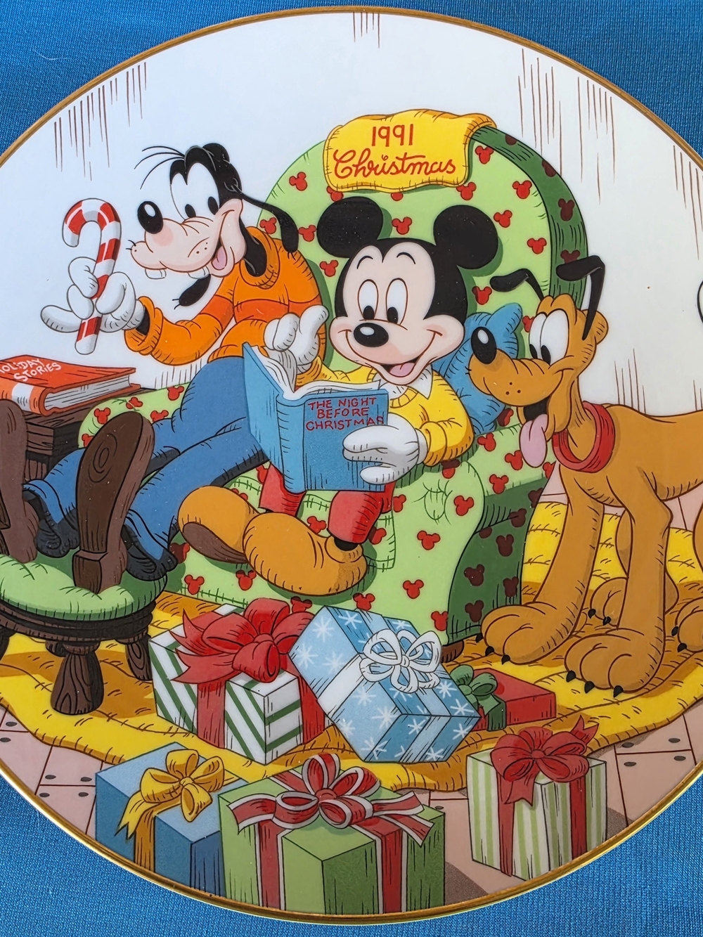 Disney Holiday Plate with Mickey, Goofy & Pluto — Green, Yellow, Red, Blue